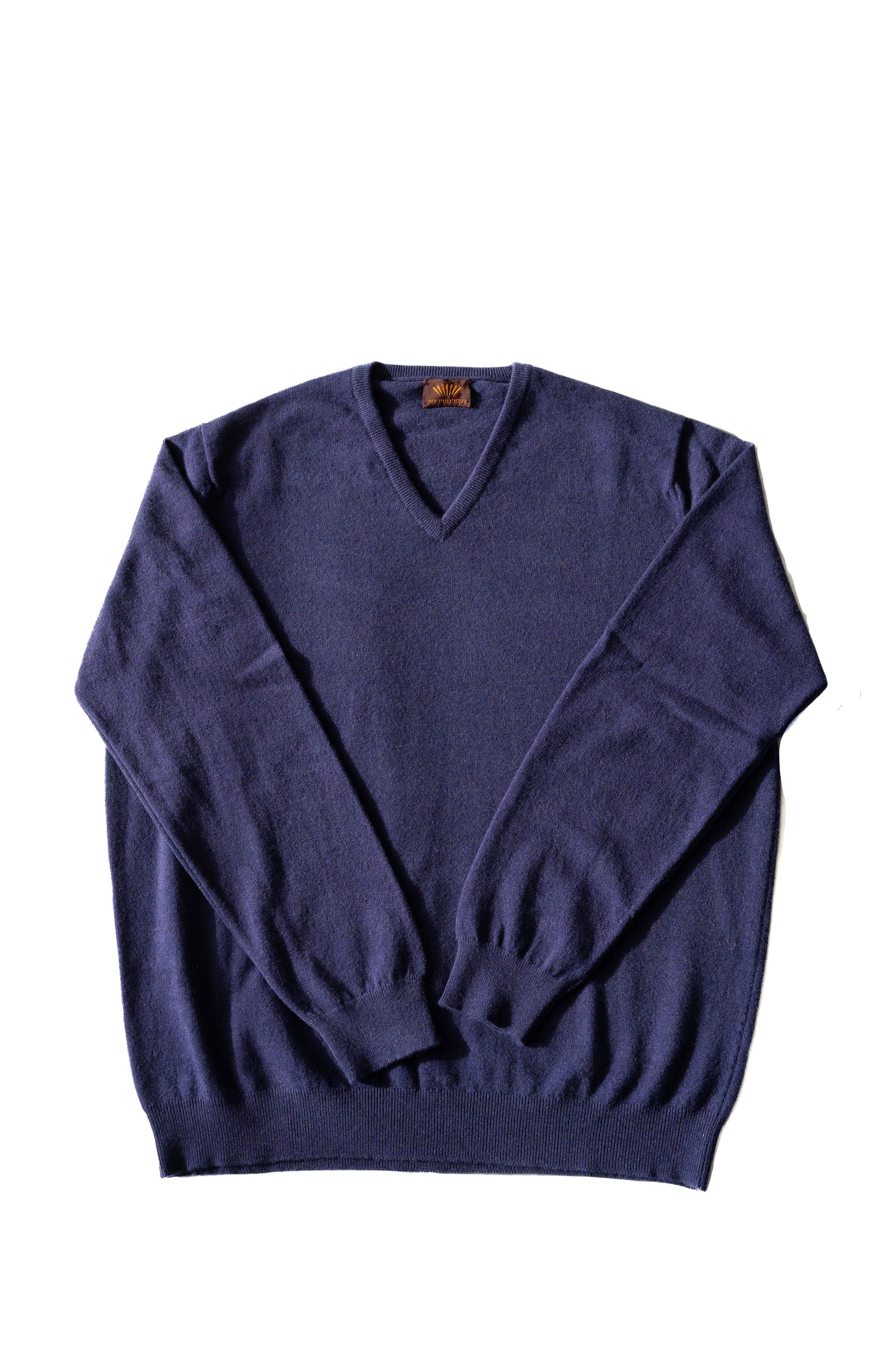 pull cachemire bleu foncé sur fond blanc