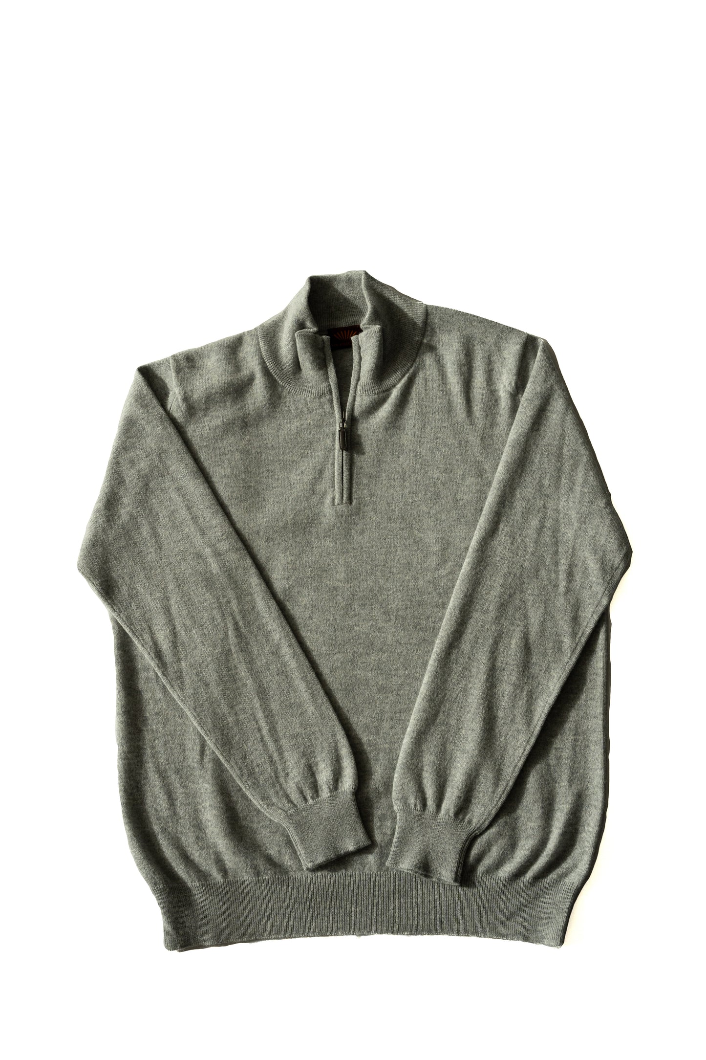 pull cachemire kaki sur fond blanc