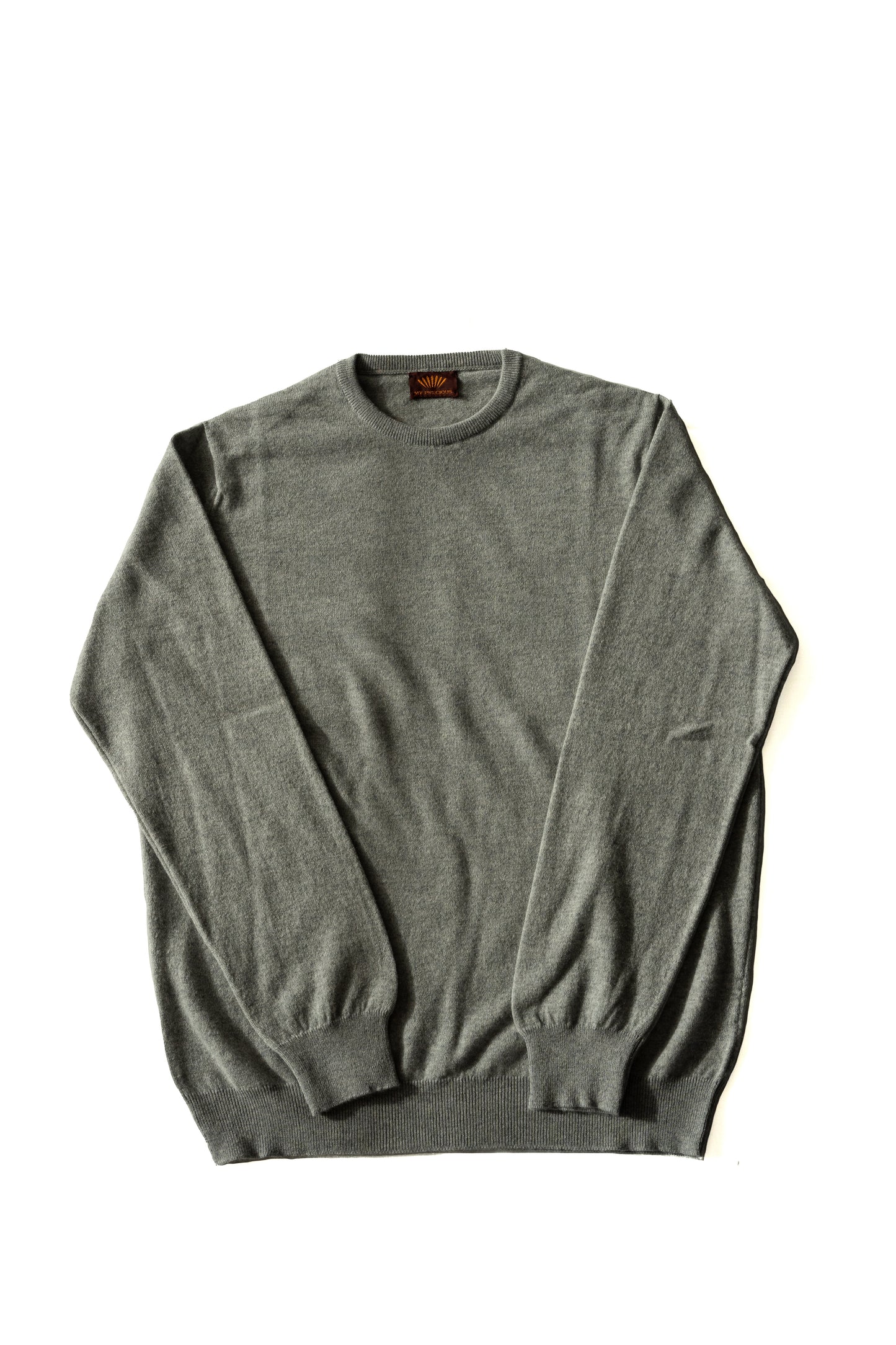 pull cachemire gris sur fond blanc