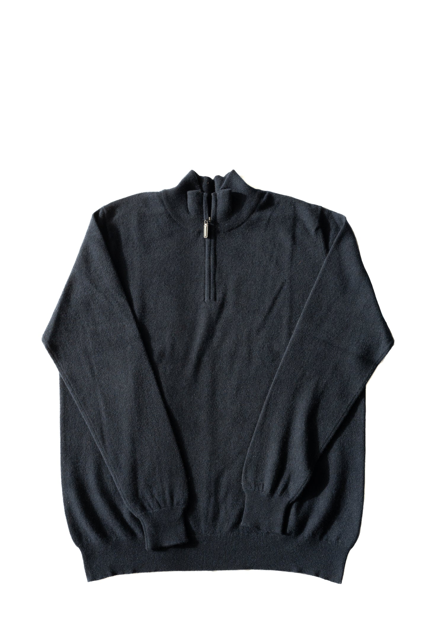 pull cachemire bleu foncé sur fond blanc