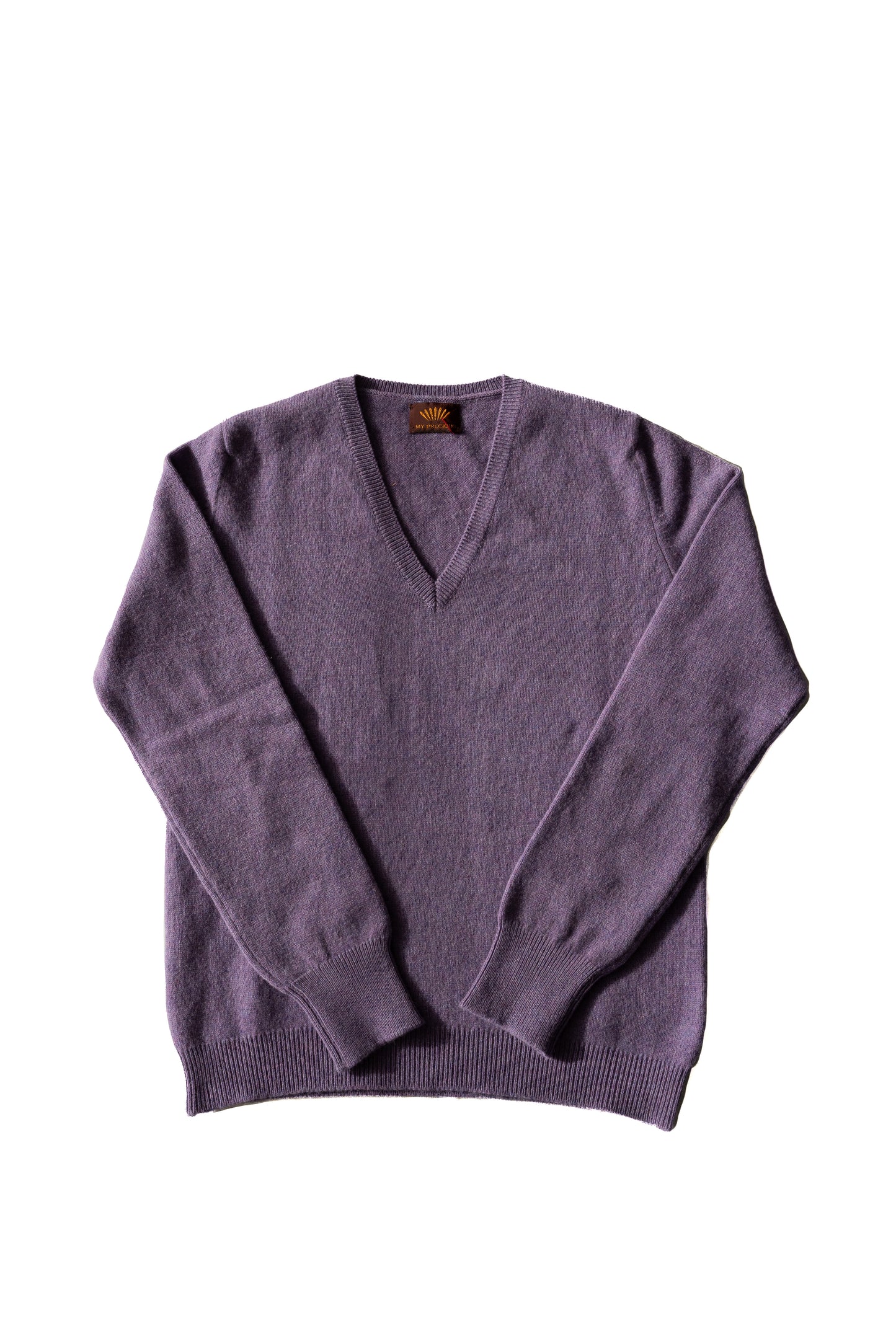 pull cachemire mauve sur fond blanc