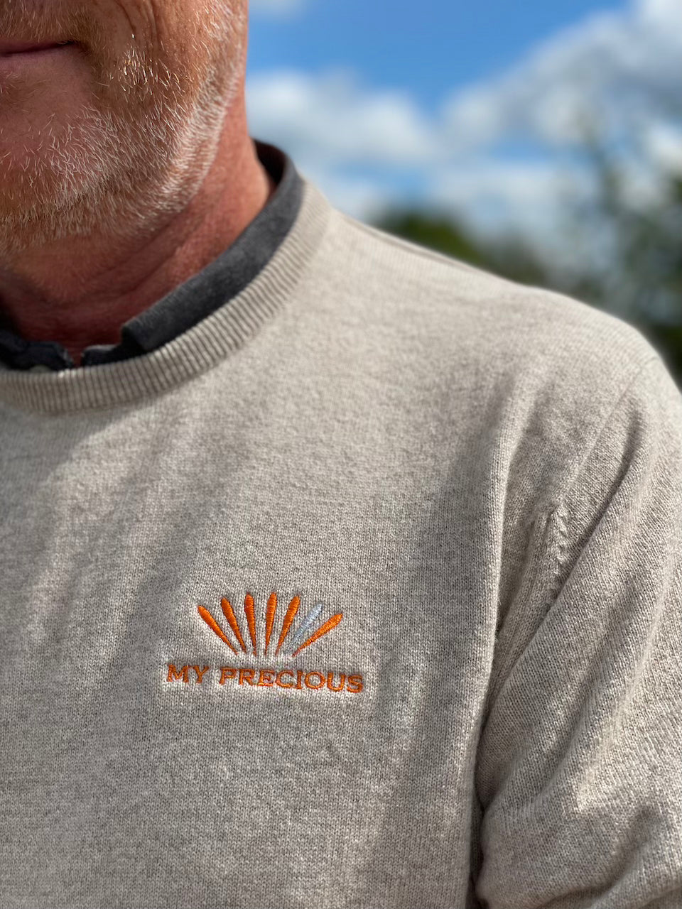 homme barbu portant un sweater gris