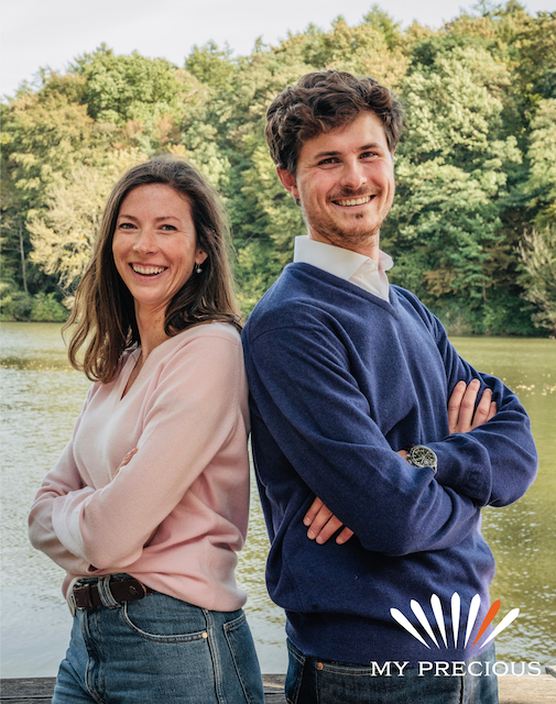 2 personnes portant des pulls en cachemire bleu et rose au bord de l'eau